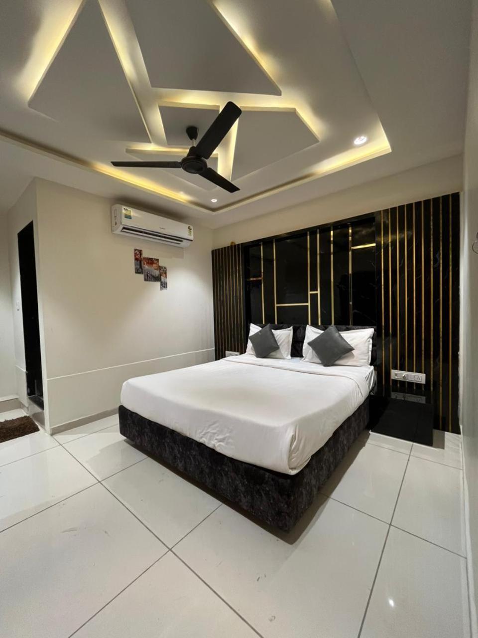 Prime View Hotel Ahmedabad Buitenkant foto