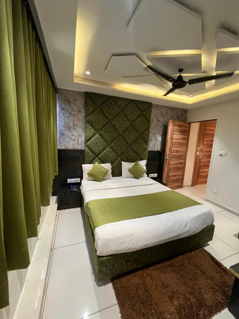 Prime View Hotel Ahmedabad Buitenkant foto